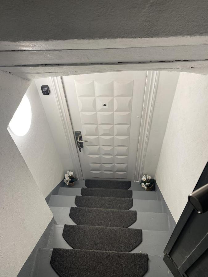 Trendy Souterrain Loft - Near City Center Wina Bagian luar foto